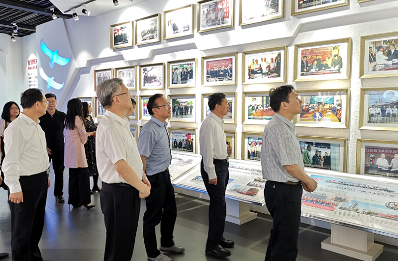 商務部國際經(jīng)濟合作事務局局長李小兵赴江蘇鵬飛集團調研